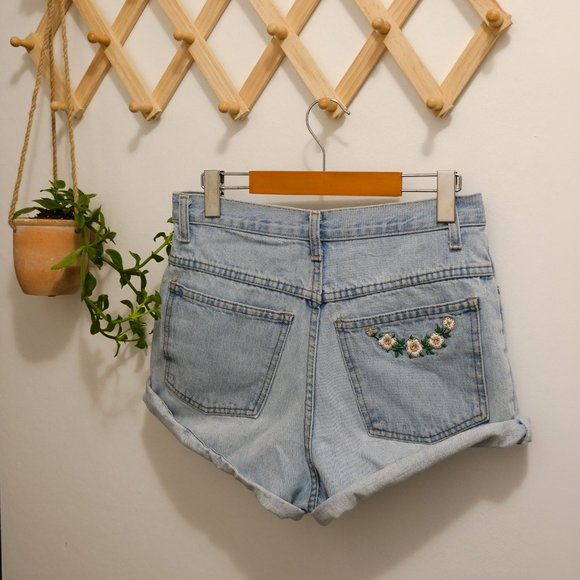 Vintage Embroidered High-Waisted Mom Shorts - Picture 2 of 9
